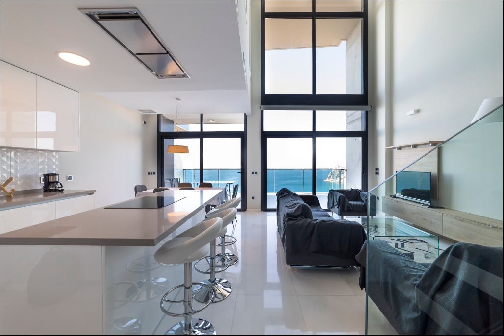 Maisonnette, uitzicht op zee | Woonruimte | Een 43-inch smart-tv met digitale zenders en televisie