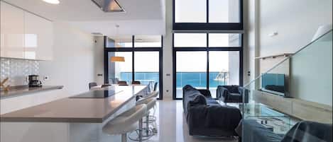 Maisonnette, uitzicht op zee | Woonruimte | Een 43-inch smart-tv met digitale zenders en televisie