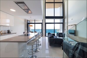 Toetasjesleilighet, sjøutsikt | Oppholdsområde | En 43-tommers smart-TV med digitale kanaler samt TV