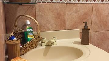 Classic Apartment (608) | Bathroom | Shower, free toiletries, towels