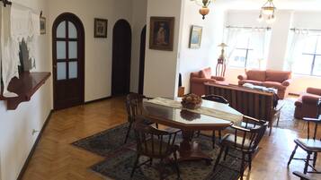 Classic Apartment (608) | In-room dining