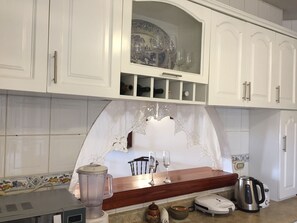 Classic Apartment (608) | Private kitchen | Fridge, microwave, stovetop, coffee/tea maker