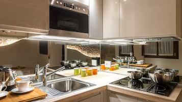 Full-size fridge, microwave, oven, stovetop