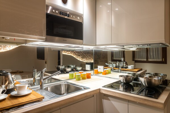 Full-sized fridge, microwave, oven, stovetop