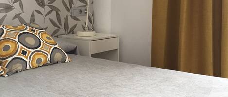 Escritorio, wifi gratis y ropa de cama