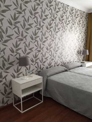 Desk, free WiFi, bed sheets - Hotel Las Americas – Mares (Velez-Malaga)