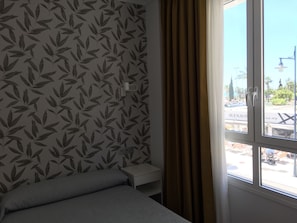 Escritorio, wifi gratis, ropa de cama