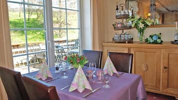 Daily continental breakfast (EUR 11 per person)