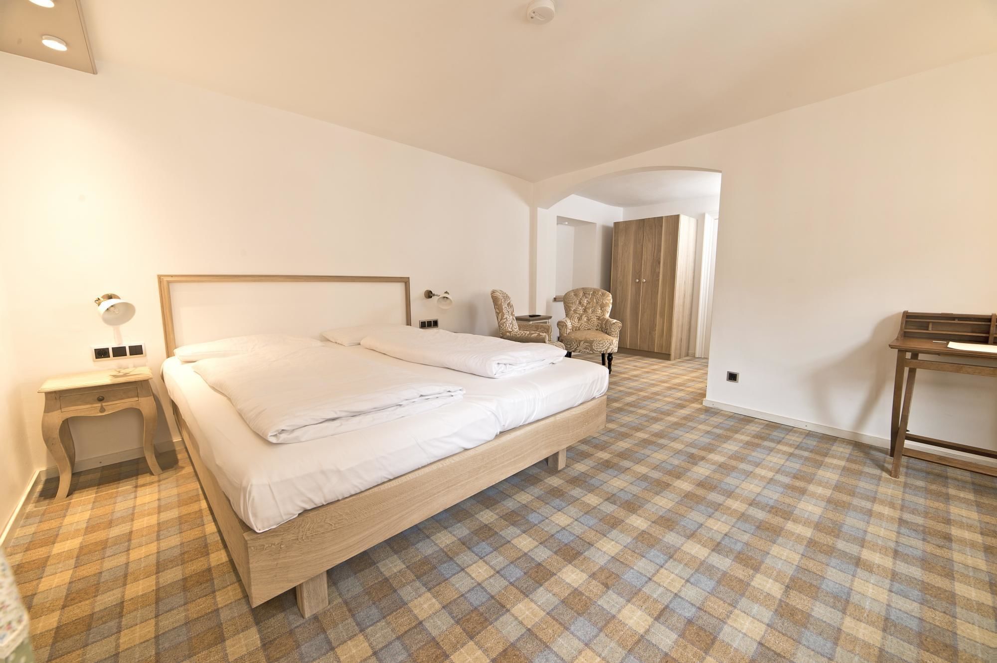 egyptian cotton sheets, premium bedding, desk, soundproofing