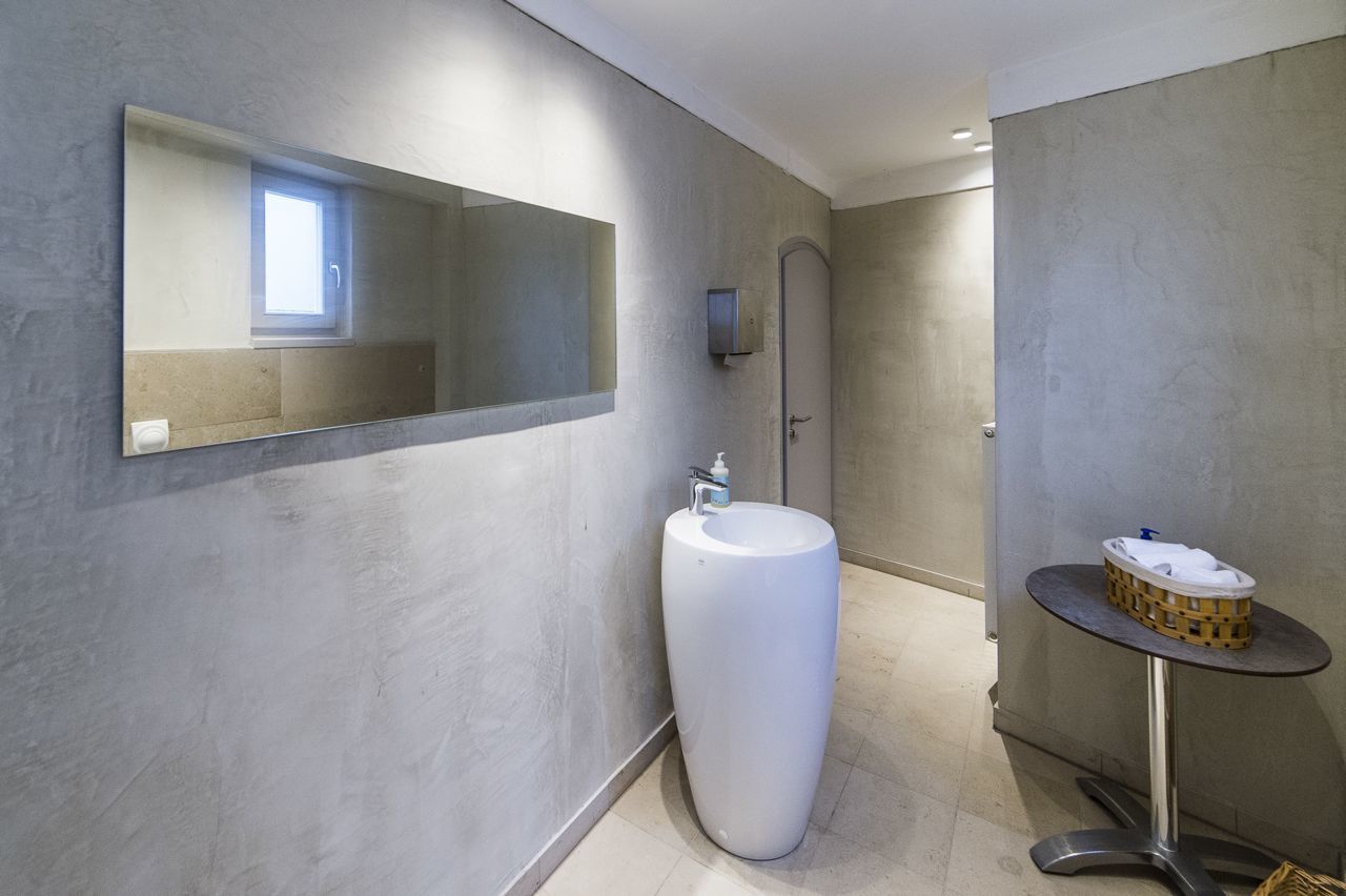 shower, rainfall showerhead, free toiletries, hair dryer