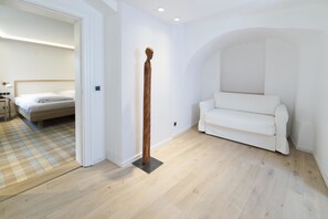 Double Room | Living area | 60-cm TV with cable channels - Die Aussicht (Neuburg)