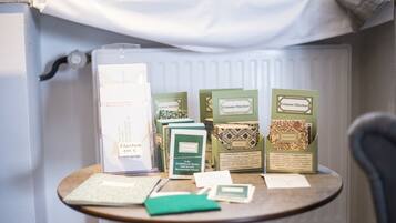 Une table sur laquelle se trouvent divers objets, notamment des livres, des papiers et un récipient transparent.