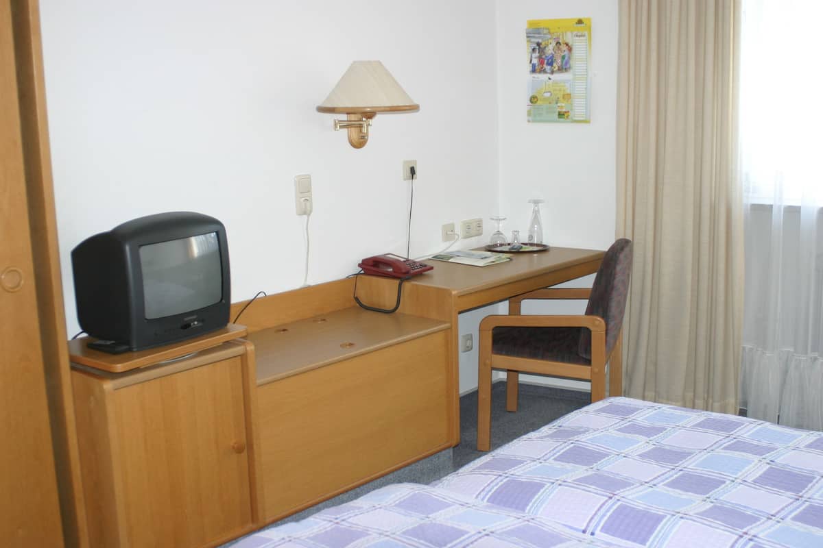 Desk, soundproofing, WiFi (free)