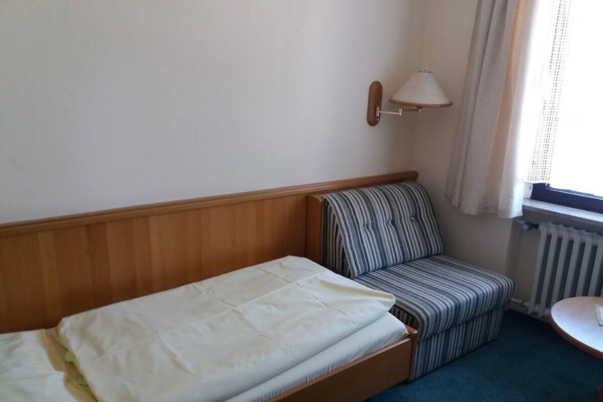 Single Room | Desk, soundproofing, WiFi (free)