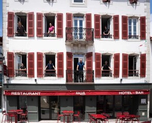 A building with multiple balconies, a restaurant, and a hotel-bar. - Hôtel Argia (Hasparren)