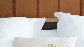 스탠다드 더블룸 | 각각 다른 스타일의 인테리어, 각각 다르게 가구 비치, 책상, 암막 커튼