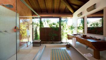 Casa superluxo, várias camas, para não fumantes | Banheiro | Chuveiro, chuveiro com efeito de chuva, produtos de toalete grátis
