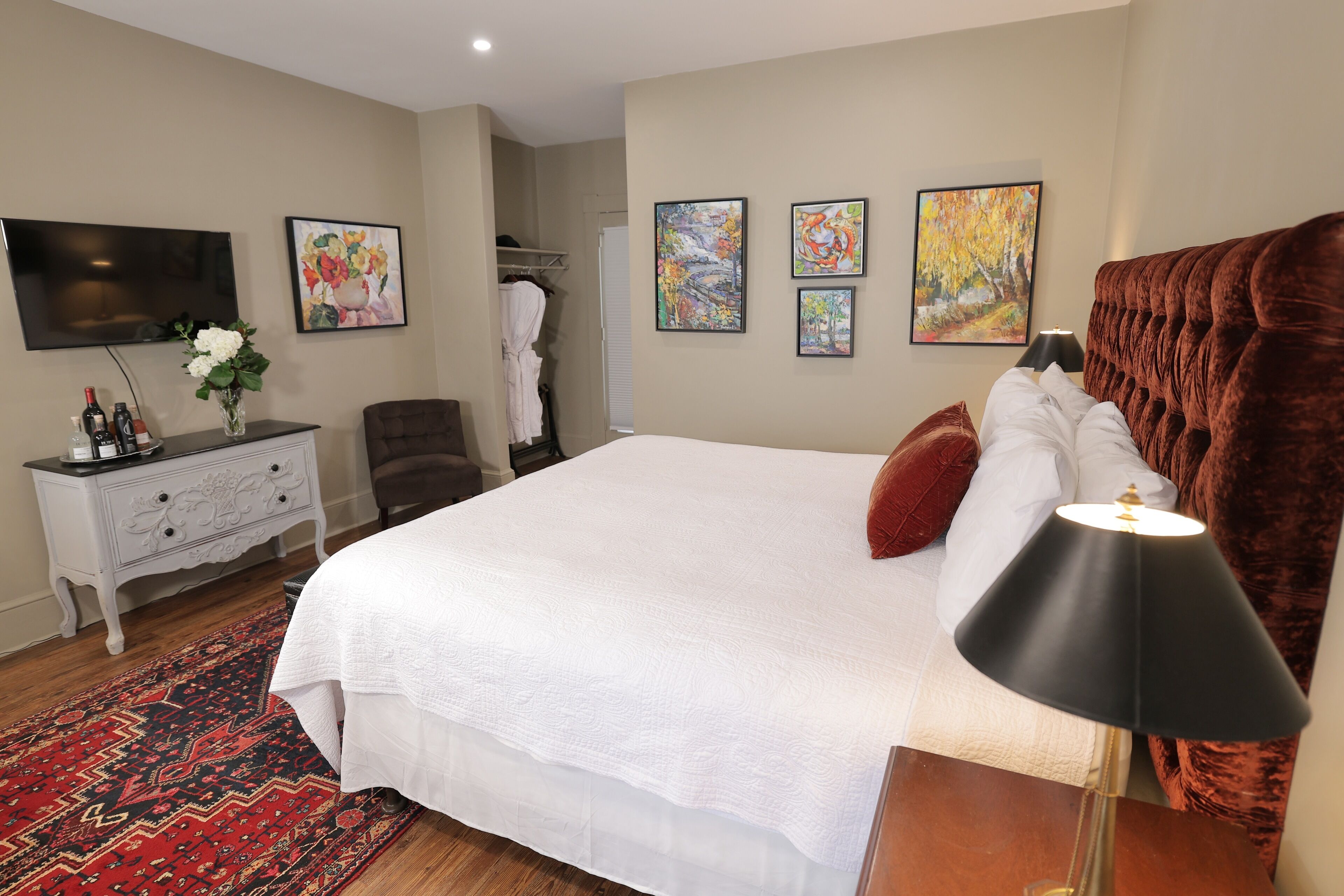 传统客房, 1 张特大床, 无烟房 (307 Bennington) | 特色装修、特色家居、遮光窗帘、熨斗/熨衣板