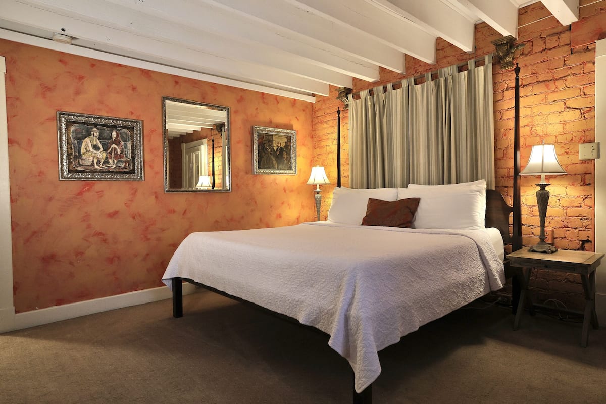 Decoración personalizada, muebles diferentes y cortinas blackout