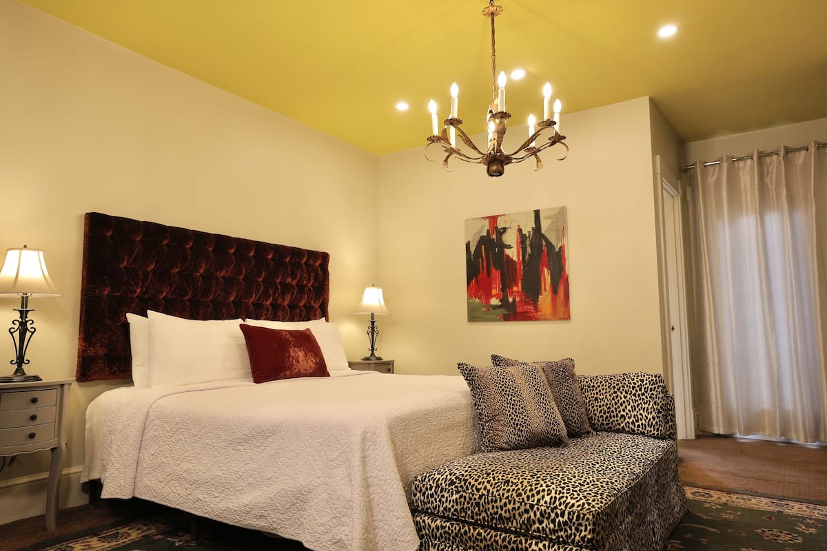 Decoración personalizada, muebles diferentes y cortinas blackout