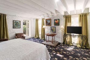 Individually decorated, individually furnished, blackout curtains - Foley House Inn (Savannah)