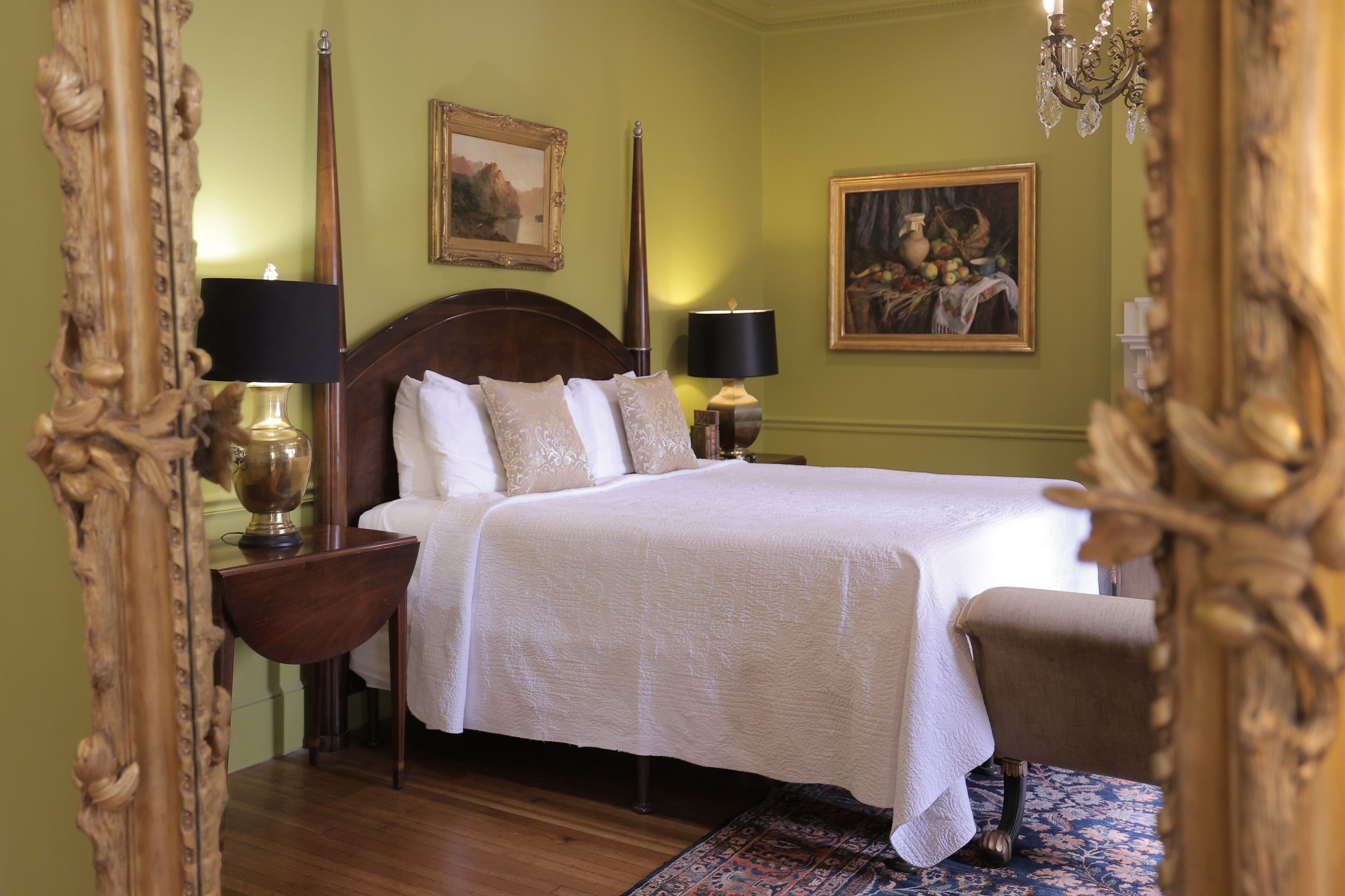 奢华客房, 1 张特大床和 1 张沙发床, 无烟房 (204 Stafford) | 特色装修、特色家居、遮光窗帘、熨斗/熨衣板