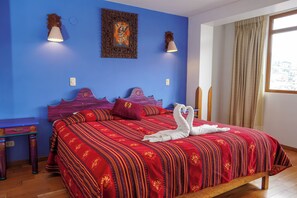 Safe på rommet, skrivebord, blendingsgardiner og lydisolert