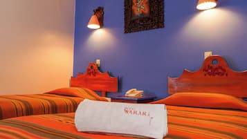 Una cassaforte in camera, una scrivania, tende oscuranti