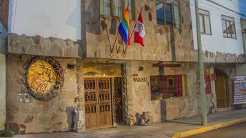 Vista frontal de la propiedad