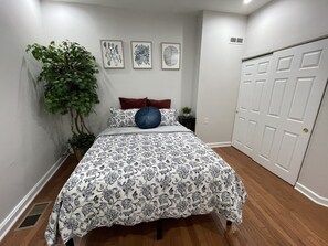 4 bedrooms, iron/ironing board, WiFi, bed sheets