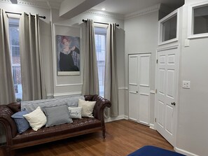 Smart TV, chimenea y estéreo 
