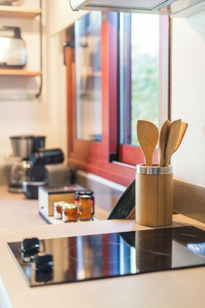 Deluxe Studio Suite, Garden View (Cephalus) | Private kitchenette | Full-sized fridge, stovetop, espresso maker, electric kettle - Klaritz Suites (Kefalonia)