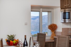 Full-size fridge, microwave, oven, stovetop