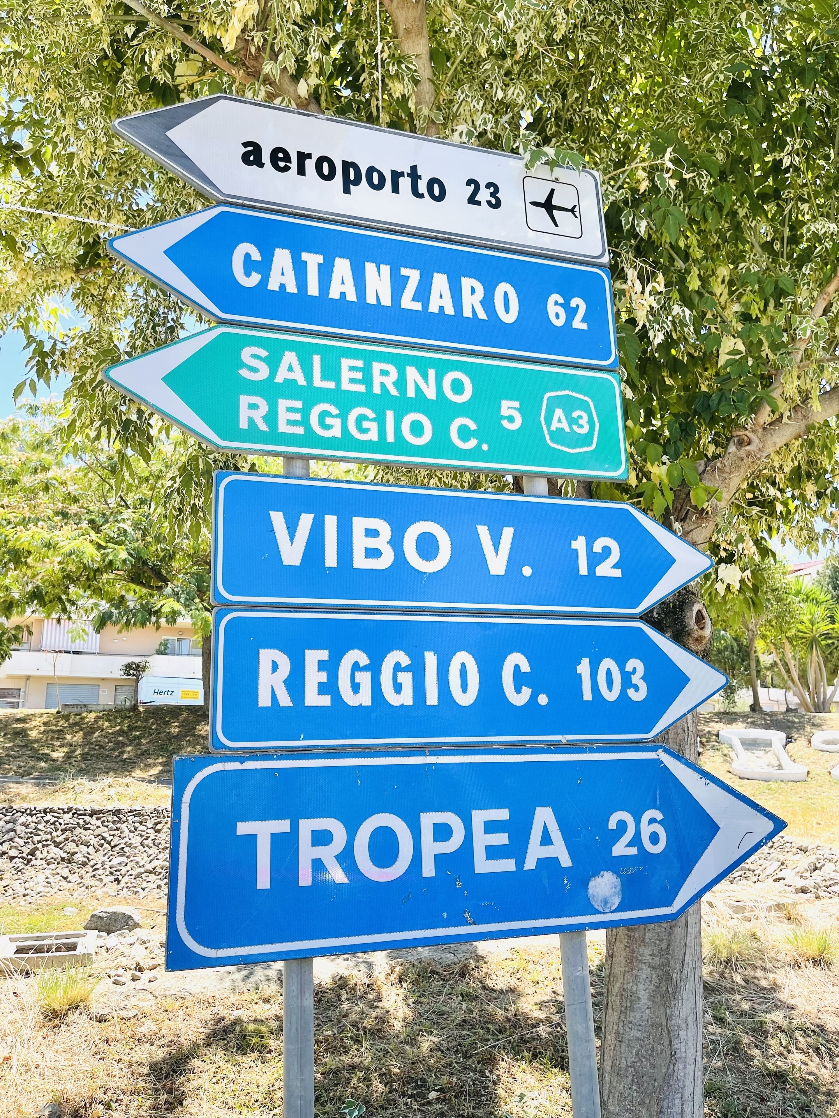 Un panneau de signalisation indiquant différentes directions grâce à de nombreuses flèches pointant vers diverses destinations.