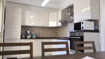 Frigorifero, microonde, forno, piano cottura