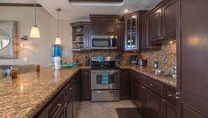 冰箱、微波炉、烤箱、炉灶