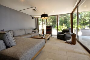 Villa de lujo, 4 habitaciones, vista al mar, frente al mar | Área de sala de estar | Televisión de pantalla plana y reproductor de DVD 