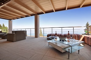 Villa de lujo, 4 habitaciones, vista al mar, frente al mar | Área de sala de estar | Televisión de pantalla plana y reproductor de DVD 