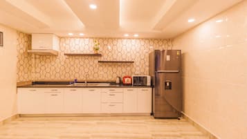 Microwave, cookware/dishes/utensils