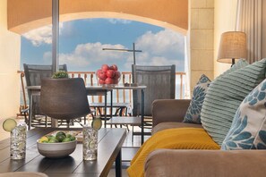 Smart TV, DVD player, books, stereo - Sonoran Sun W-512 Sun Breeze Oasis 1 BR Ocean Front Condo (Puerto Peñasco)