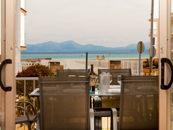 A dining area with a view of the sea and mountains. - A. Paradise Bay 3 in Alcudia Beach (Salzes 3) (Alcúdia)
