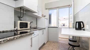 Geladeira, micro-ondas, cooktop, lava-louças