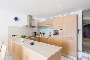 Fridge, microwave, oven, stovetop - A. Oiza Luxe at the beach by BeBreeze (Alcúdia)