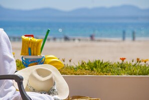 In Strandnähe, Liegestühle, Strandtücher