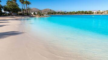 Vlak bij het strand, ligstoelen aan het strand, strandlakens