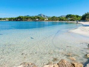 Beach nearby, sun loungers, beach towels