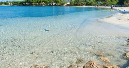 Luxury villa for 10 with pool, gym, AC and wifi, only 150m to the sea