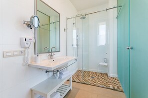 Combined shower/tub, hair dryer, towels, soap - Luxury villa for 10 with pool, gym, AC and wifi, only 150m to the sea  (Alcúdia)
