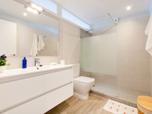Douche, sèche-cheveux, serviettes fournies, savon