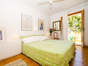 3 chambres, bureau, chambres insonorisées, fer et planche à repasser